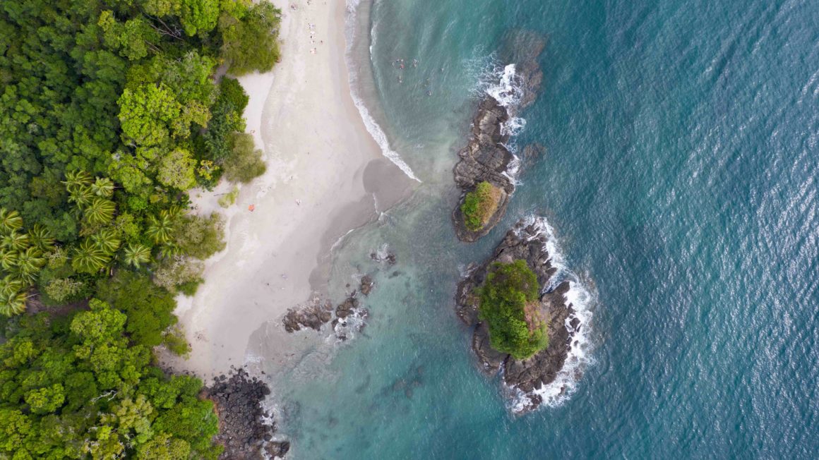 Drone boven Manuel Antonio